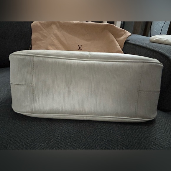 SOLD This is a gorgeous, authentic Louis Vuitton. Feel free to send offers. - Picture 8 of 16